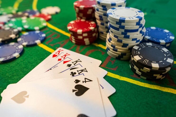 European Roulette betting table on royalhoki showing chip denominations, inside/outside bets, and stake display